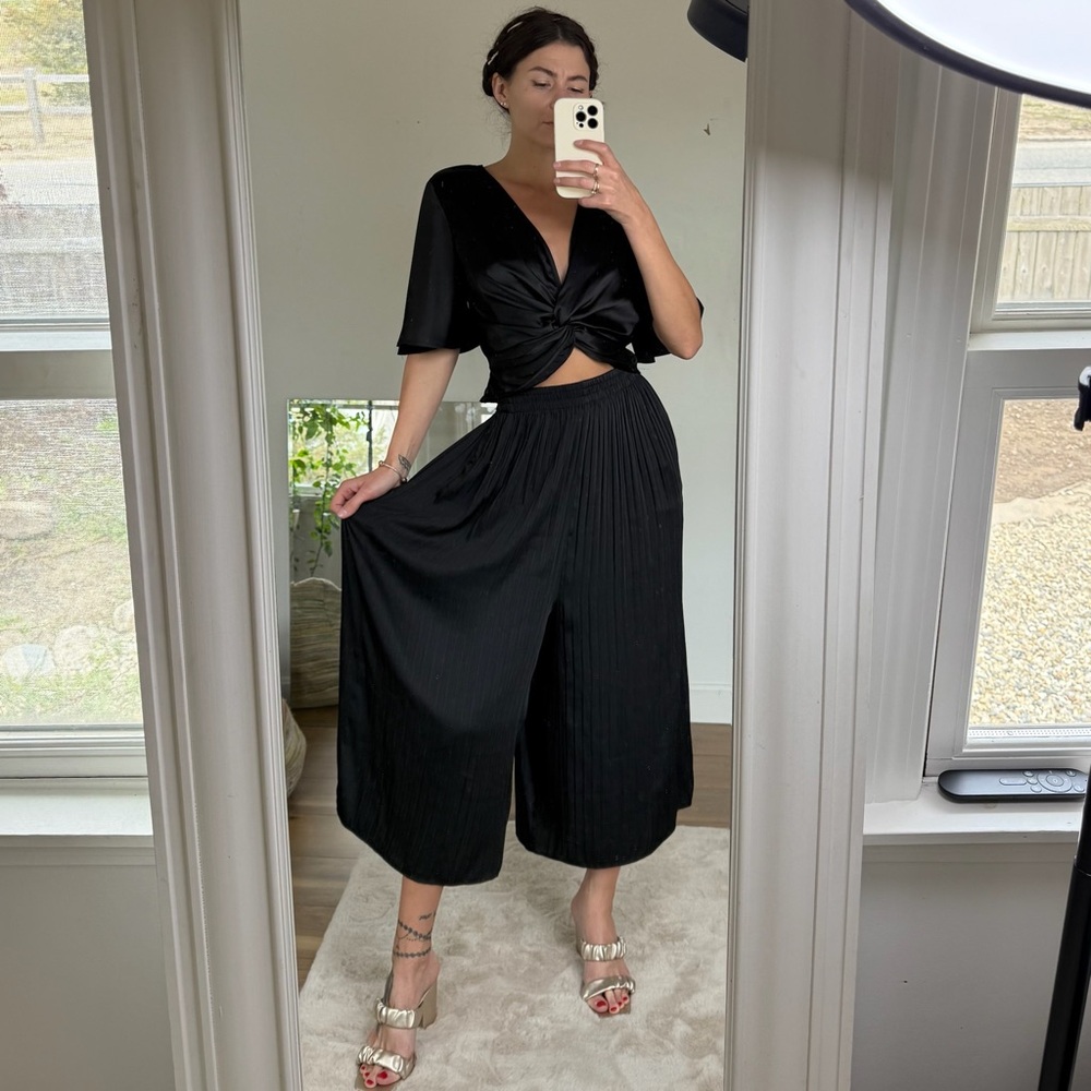 Size S / ZARA / Pleated Flowy Cropped Wide Culotte Pants Capri  Black